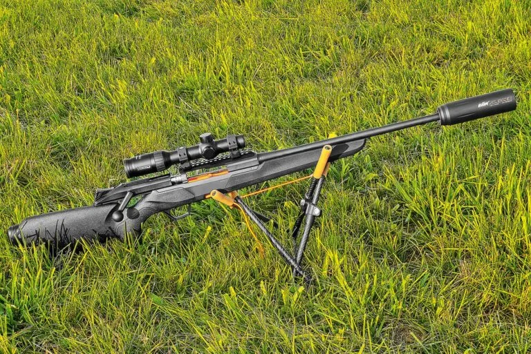 Beretta BRX1 Geradezugrepetierer mit Zielfernrohr und Schalldämpfer auf Zweibein