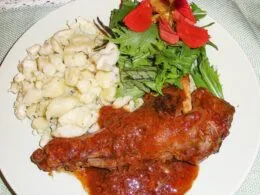 Murmelbraten mediterran mit Gnocchi und frischem Salat – Wildrezept von Barbara Hoflacher.