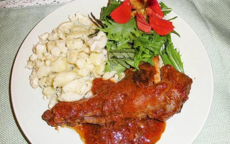 Murmelbraten mediterran mit Gnocchi und frischem Salat – Wildrezept von Barbara Hoflacher.