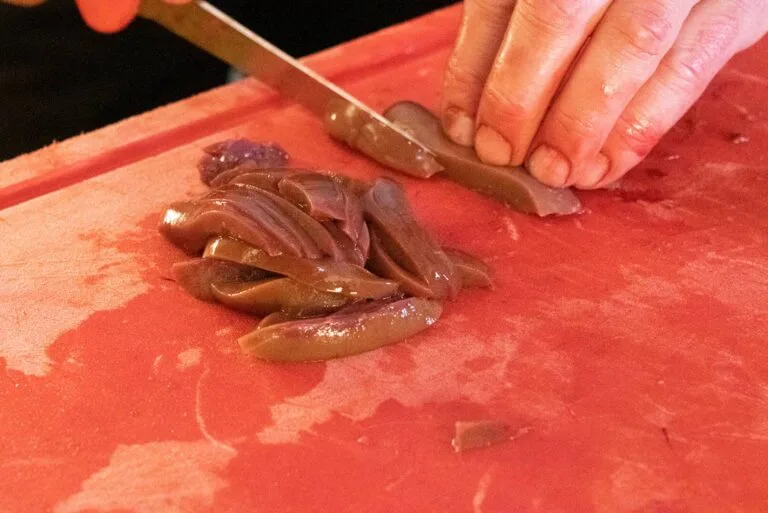 Fein geschnittene Rehnieren für die Zubereitung
