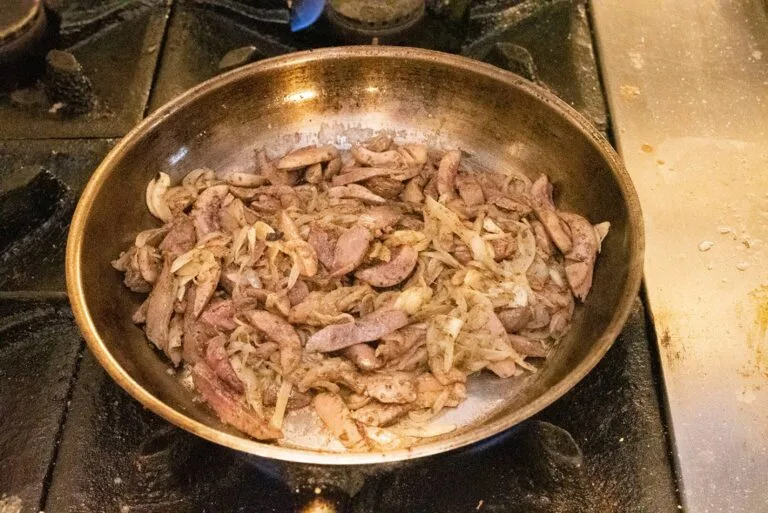 Rehnieren mit Zwiebeln und Gewürzen in der Pfanne