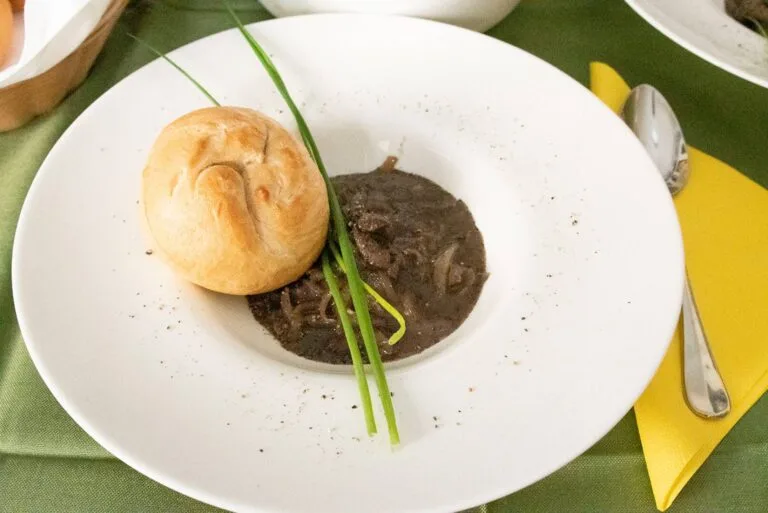 Geröstete Rehnieren im Zwiebelsafterl mit Gebäck und Schnittlauch