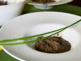 Geröstete Rehnieren im Zwiebelsafterl – Traditionelles Wildrezept aus Österreich