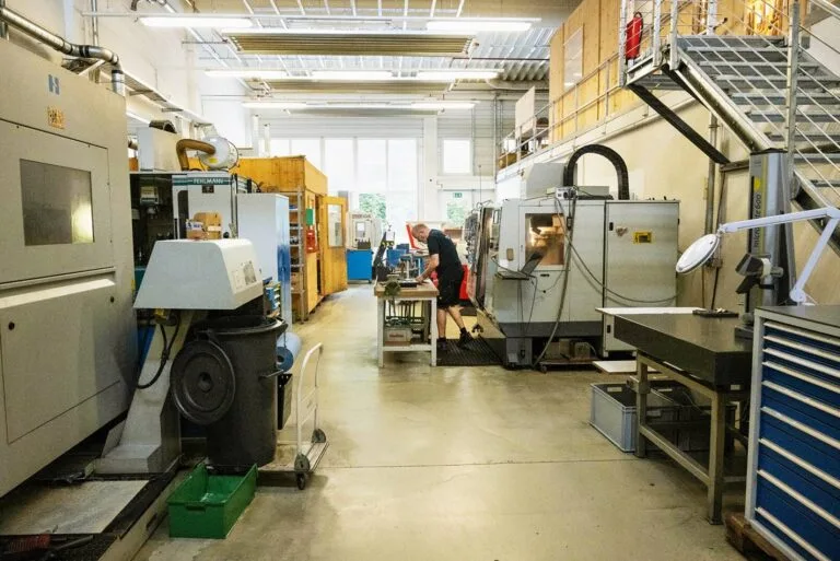 Blick in die Produktionshalle von Bix’n Andy mit modernsten CNC-Maschinen – © Martin Grasberger
