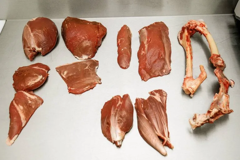 Fein zerwirkte Fleischteile des Hinterlaufs mit ausgelöstem Knochen