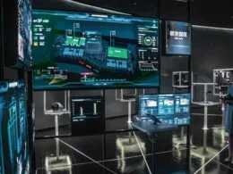 Hightech-Kontrollraum mit KI-gestützter Jagdausrüstung und digitaler Überwachungstechnologie © Martin Grasberger
