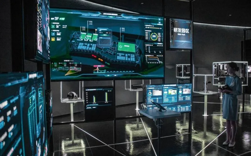 Hightech-Kontrollraum mit KI-gestützter Jagdausrüstung und digitaler Überwachungstechnologie © Martin Grasberger