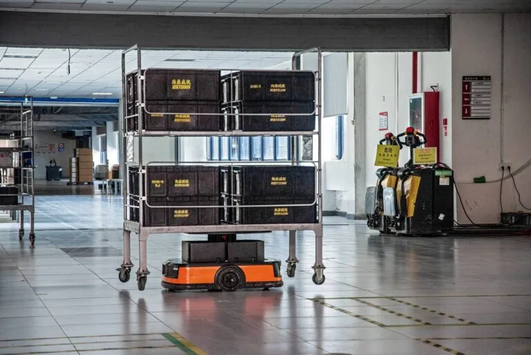 Autonome Transportroboter in der Hikmicro-Produktionshalle © Martin Grasberger