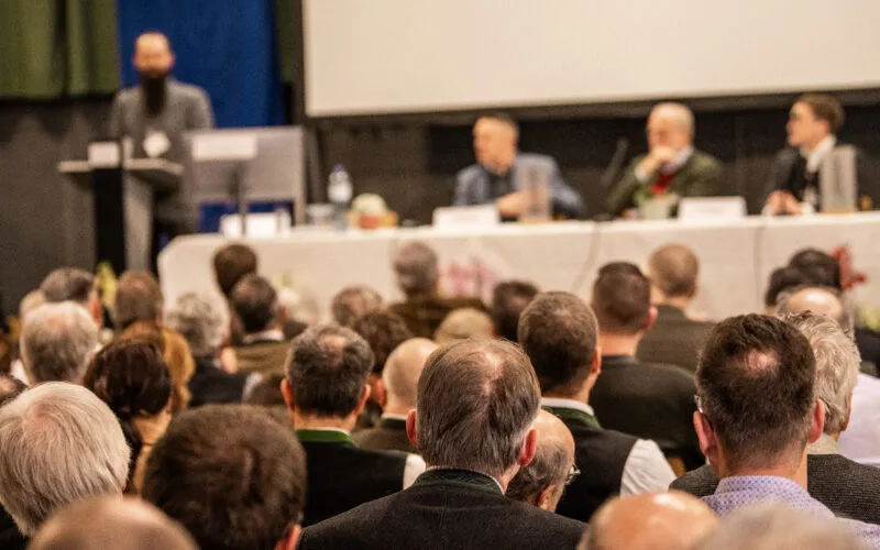 Volles Haus bei der Österr. Jägertagung 2025 in der Puttererseehalle in Aigen/Ennstal.
