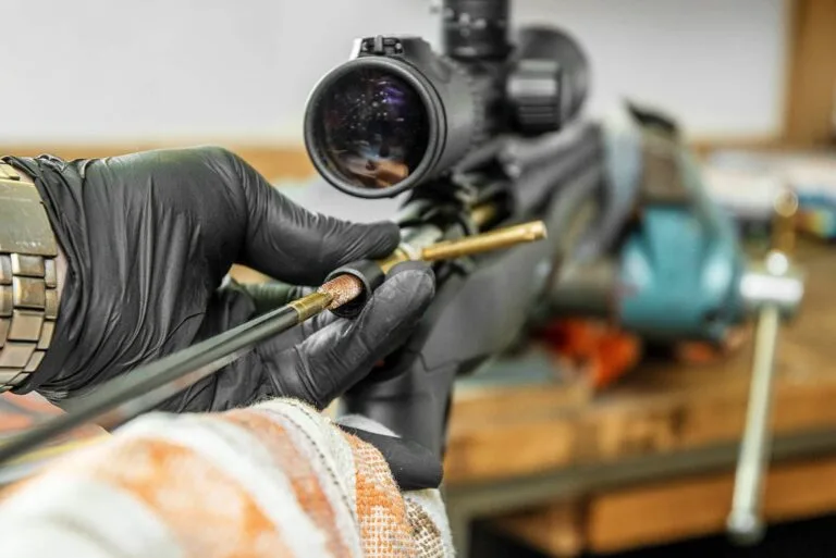 Waffenlauf-Reinigung: Chemische Laufpflege mit Reinigungsbürste und Solvent