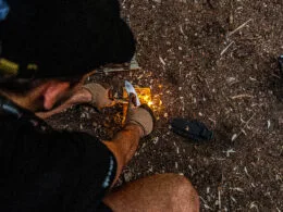 Bei der Survivalrally 2024 musste mit einfachsten Mitteln auch ein Feuer entfacht werden.