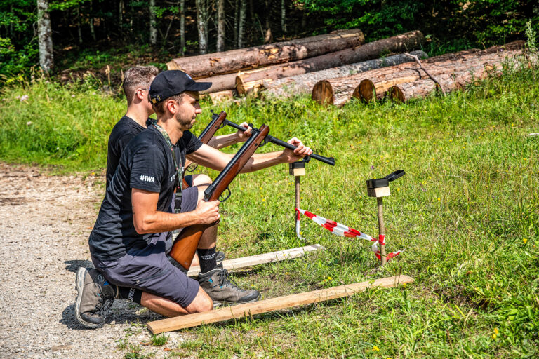 Bei der Survivalrally 2024 musste mit Luftdruckgewehren geschossen werden – eine Station mit Geduld und Präzision.