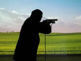 Schütze beim Training mit Pistole auf einer digitalen Schießanlage © Barbara Marko