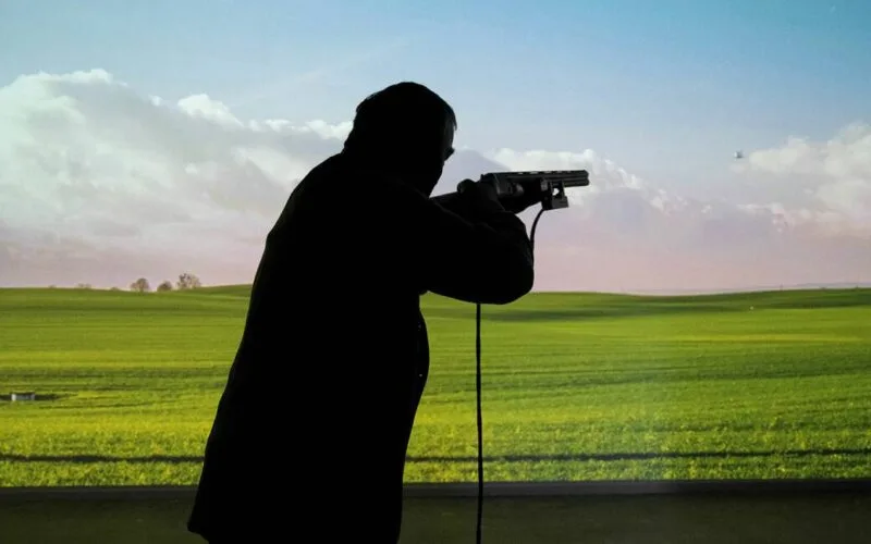 Schütze beim Training mit Pistole auf einer digitalen Schießanlage © Barbara Marko