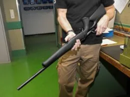 Büchse mit Schalldämpfer und Mündungsgewinde im Beschussamt Wien zur Prüfung
