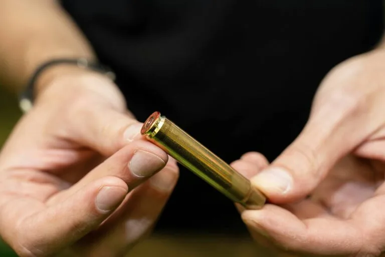 Prüfung einer Patrone im Beschussamt