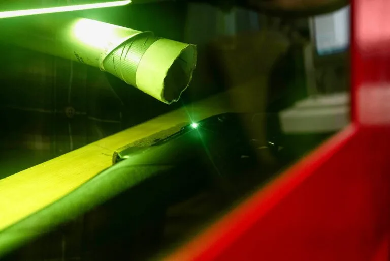 Laserprüfung an einer Feuerwaffe im Beschussamt zur Sicherheitsüberprüfung