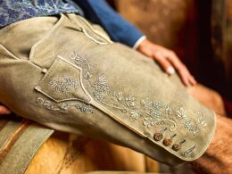 Hochwertige traditionelle Lederhose von Mothwurf mit aufwendiger Stickerei und handgefertigten Details.