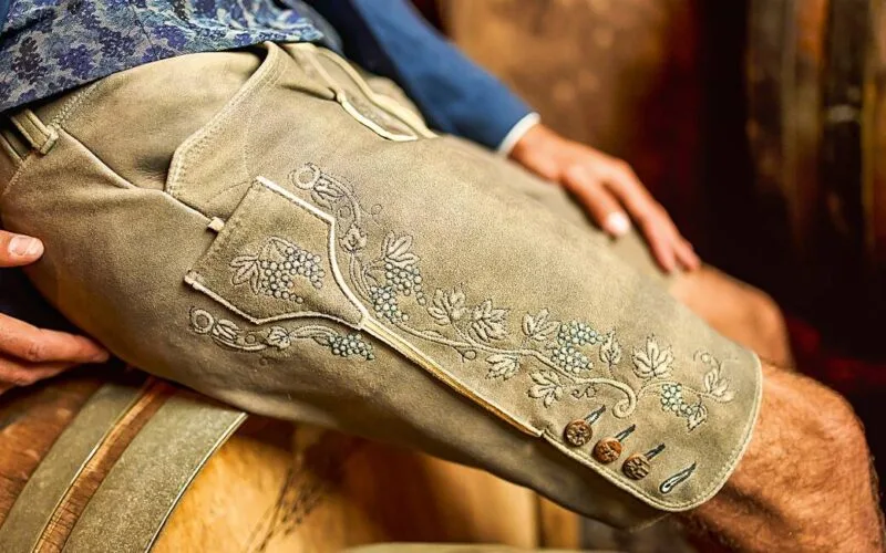 Hochwertige traditionelle Lederhose von Mothwurf mit aufwendiger Stickerei und handgefertigten Details.