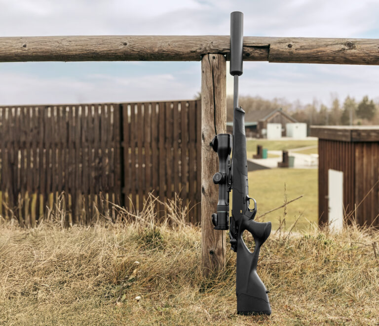 Zur Erklärung der Günstigsten Einschieß-Entfernung steht eine Blaser R8 Ultimate, Kal. .308 Win., mit Schalldämpfer zur Verfügung.