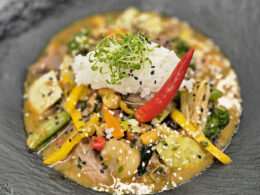 Asiatischer Wok mit Rehfleisch, Gemüse, Jasminreis und Chili dekoriert