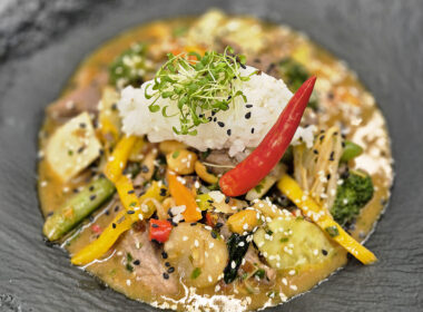 Asiatischer Wok mit Rehfleisch, Gemüse, Jasminreis und Chili dekoriert