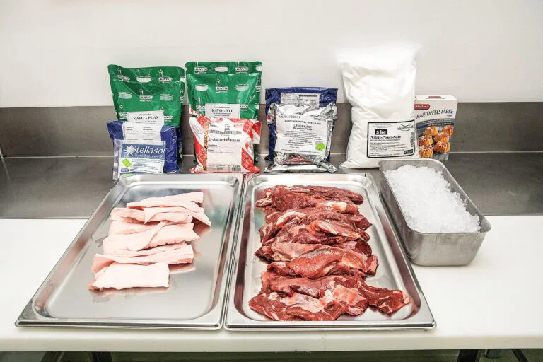 Zutaten für den selbst gemachten Wildleberkäse: 100 g Nitritpökelsalz, 300 g Kartoffelstärke, Gewürz­mischung, Phosphate und Umrötehilfsmittel (Ascorbinsäure) nach Hersteller­angaben