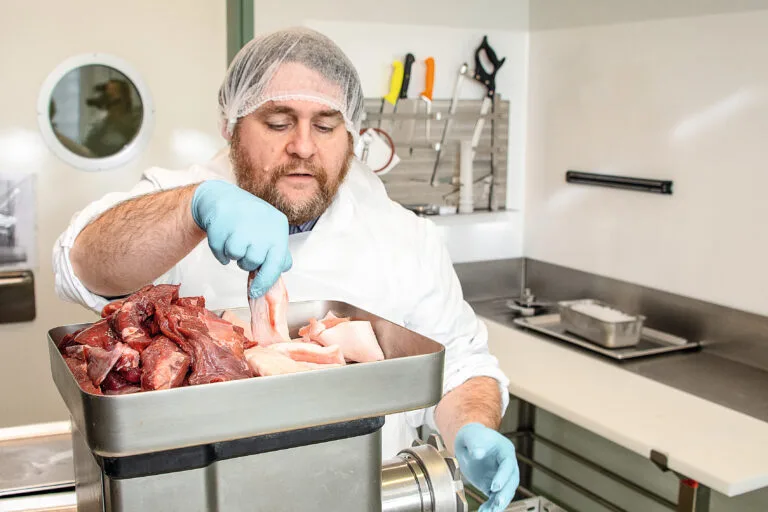 Bevor das Brät entstehen kann, werden Wildfleisch und Schweinespeck gewolft