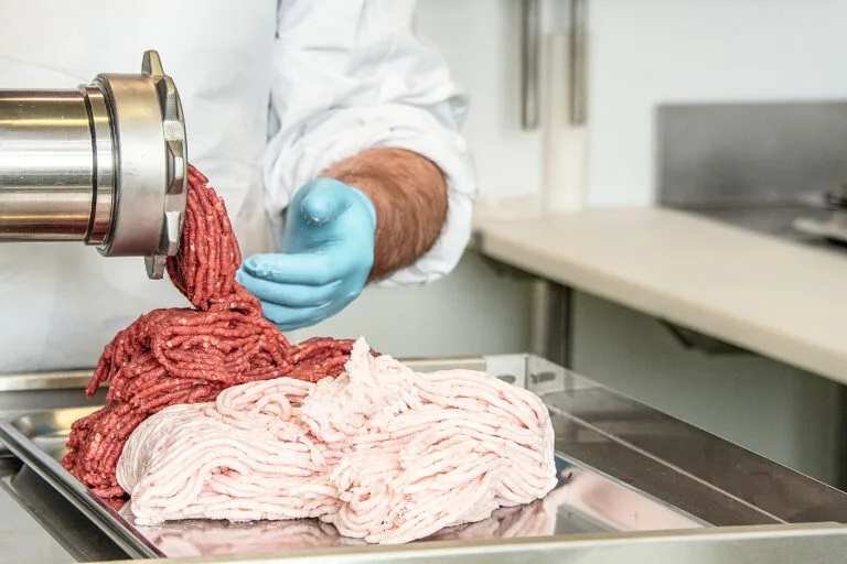 Zuerst wird gewolft, dann kommt die Masse in den Cutter