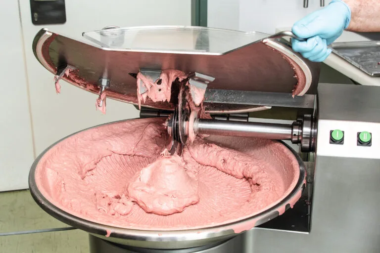 Mehrere rasiermesserscharfe, schnell rotierende Klingen sorgen im Cutter dafür, dass aus den Fleischstücken feinstes Brät entsteht.