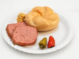 Herzhafte Jause: selbst gemachter Wildleberkäse mit Senf, Pfefferoni und Semmel.