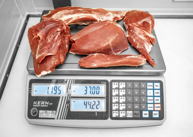 Die Einzelteile des Gamsschlögels mit Schale, Deckel, Nuss, Frikandeau, falschem Lungenbraten und Schlussbraten wiegen ohne Knochen 1,19 kg.