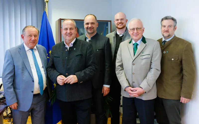Austausch mit GD AGRI der EU-Kommission (v.l.n.r.): Generaldirektor für Landwirtschaft und ländliche Entwicklung Wolfgang Burtscher, Landesjägermeister Josef Pröll, stv. Landesjägermeister Franz Hochholzer, Wildökologe Kian Lanzenstiel und die stv. Landesjägermeister Johannes Unterhalser und Gerald Friedl.