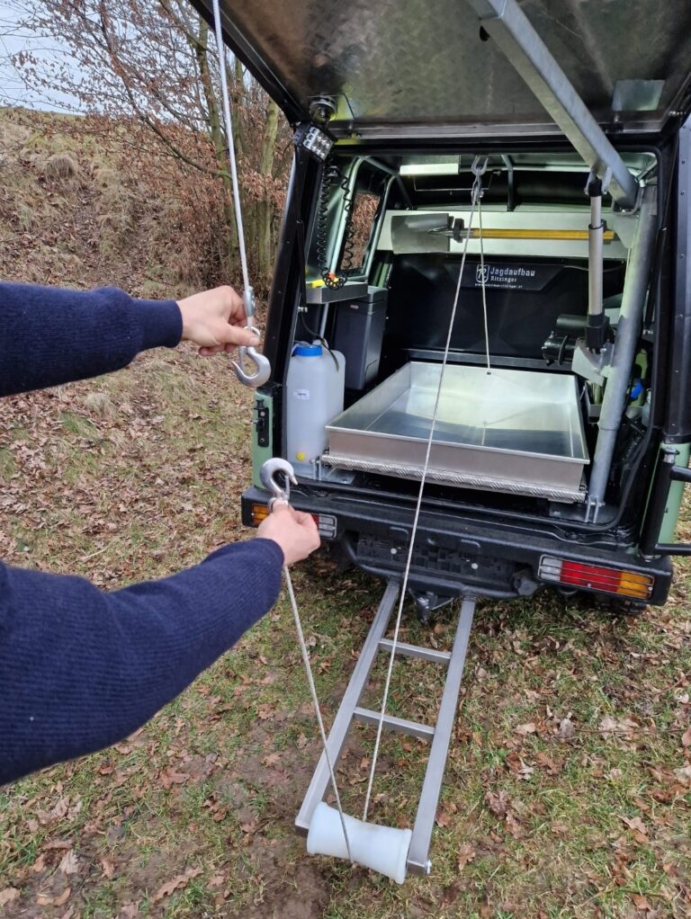 Jagdfahrzeug mit ausziehbarer Wildwanne und Seilzugmechanik für die Bergung von Wild im Revier.