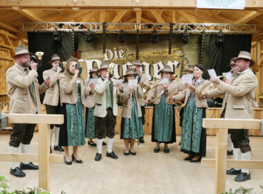 Gemischte Jagdhornbläsergruppe in Tracht