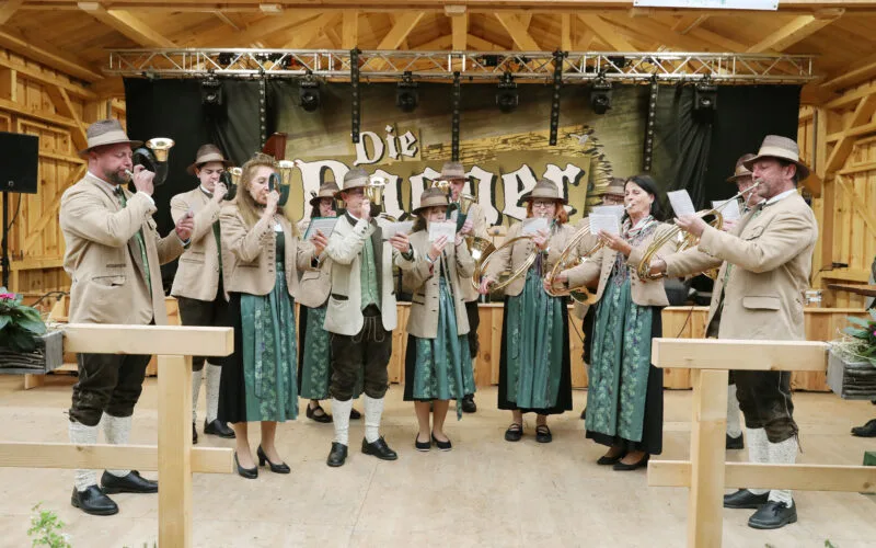 Gemischte Jagdhornbläsergruppe in Tracht