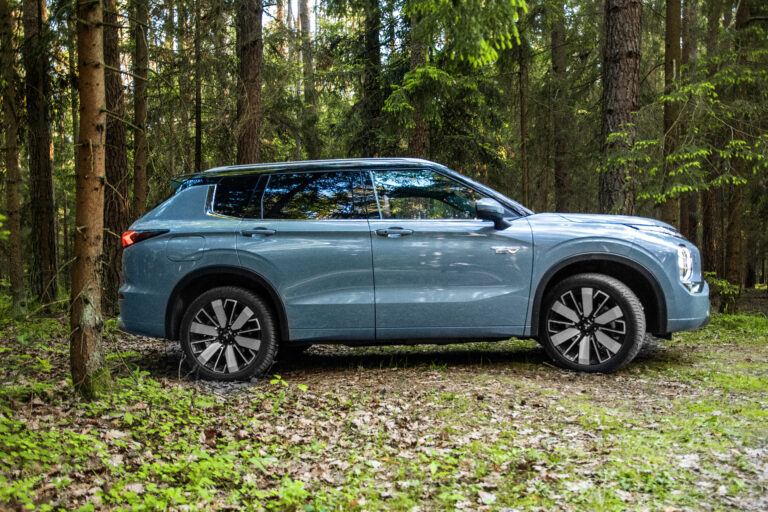 Seitenprofil des Mitsubishi Outlander PHEV in hellblauer Lackierung
