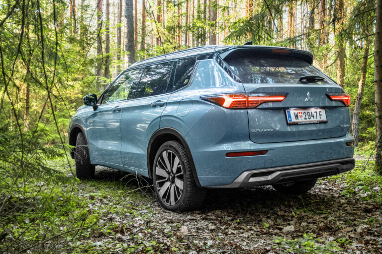Heckansicht des Mitsubishi Outlander PHEV mit österreichischem Kennzeichen