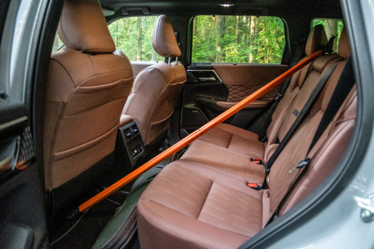 Geräumiger Fondbereich mit braunen Ledersitzen im Mitsubishi Outlander PHEV