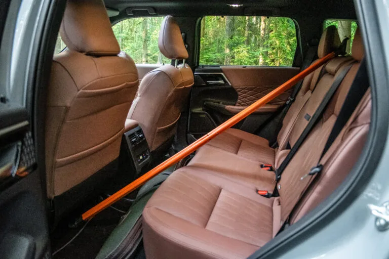 Geräumiger Fondbereich mit braunen Ledersitzen im Mitsubishi Outlander PHEV