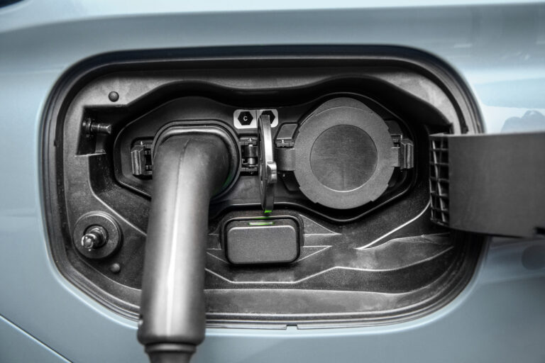 Ladeanschluss des Mitsubishi Outlander PHEV mit eingestecktem Kabel