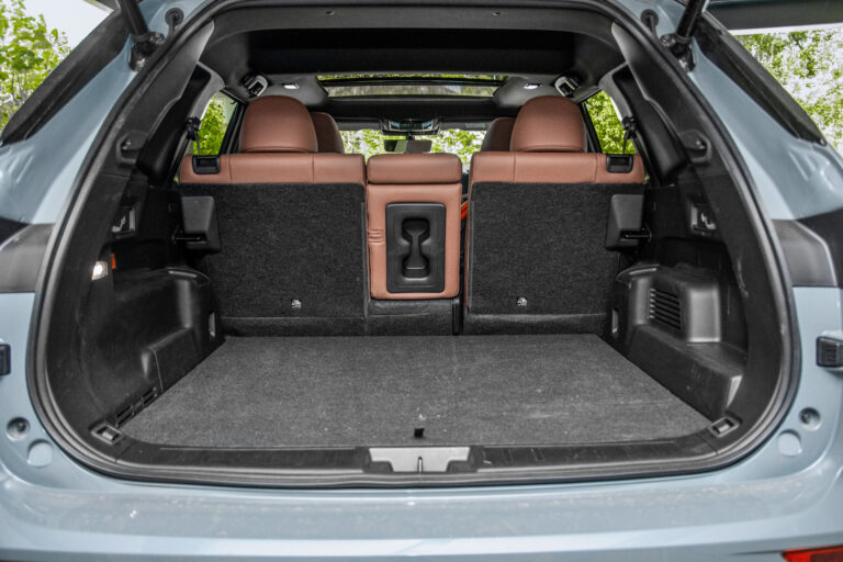 Großer, ebener Kofferraum des Mitsubishi Outlander PHEV mit geteilter Rückbank