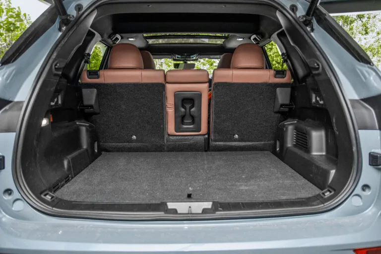 Großer, ebener Kofferraum des Mitsubishi Outlander PHEV mit geteilter Rückbank