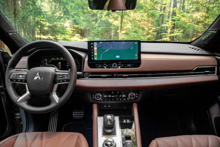 Moderner Fahrerarbeitsplatz mit großem Display im Mitsubishi Outlander PHEV