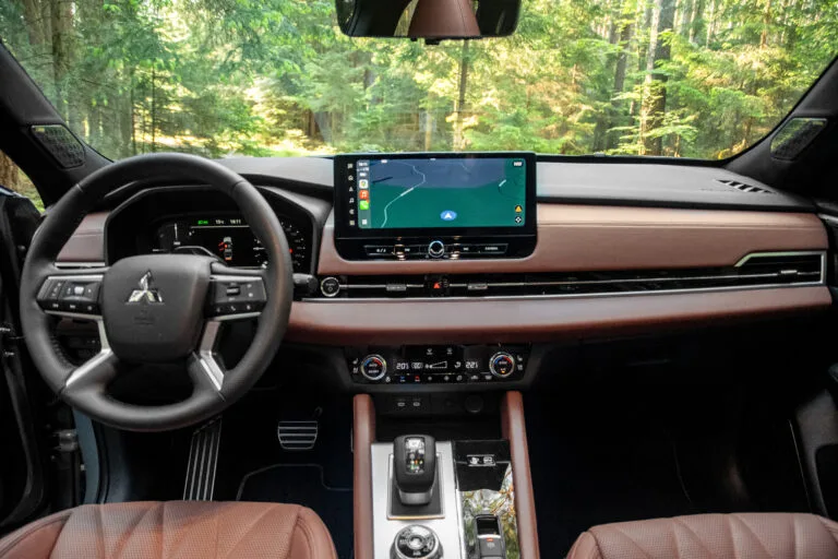 Moderner Fahrerarbeitsplatz mit großem Display im Mitsubishi Outlander PHEV