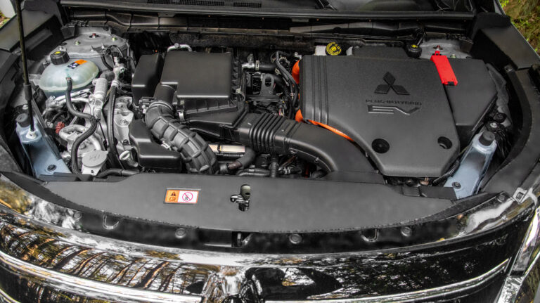 Motorraum des Mitsubishi Outlander PHEV mit Hybrid- und Elektroantrieb