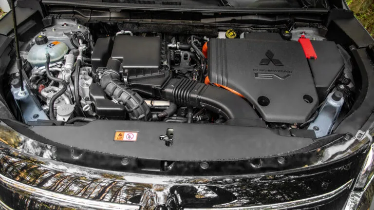 Motorraum des Mitsubishi Outlander PHEV mit Hybrid- und Elektroantrieb