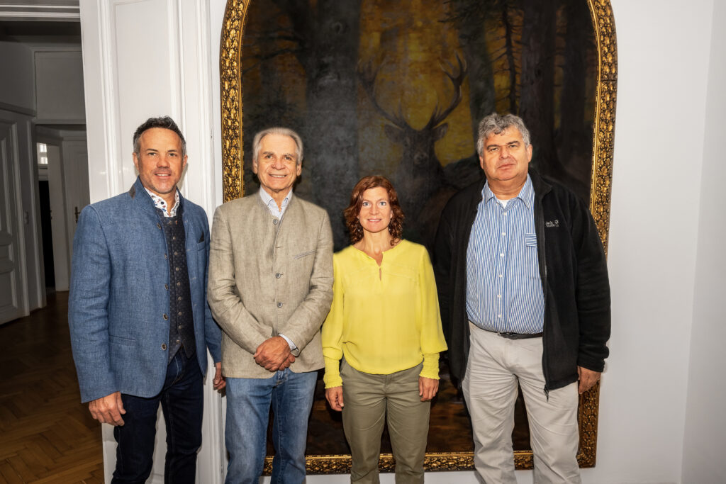 Gruppenfoto der Diskussionsrunde zum Wolf beim Verein Grünes Kreuz
