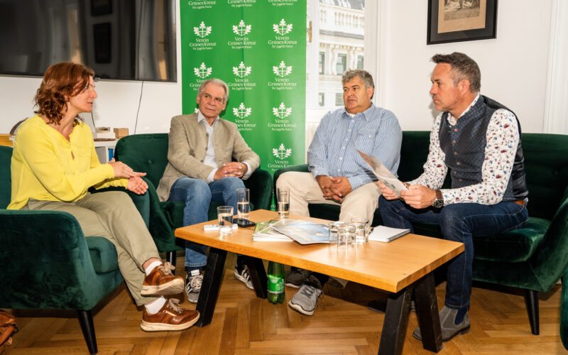 Diskussionsrunde zum Wolfsschutz mit Expert:innen des Vereins Grünes Kreuz
