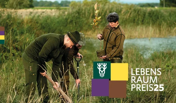 Drei Jäger bei der Pflanzung eines Baumes in einem Feuchtgebiet – Symbolbild für nachhaltige Reviergestaltung im Rahmen des Lebensraumpreis 2025 des NÖ Jagdverbands.